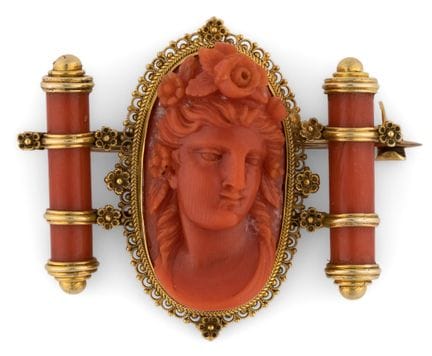 585 gold brooch with coral. 3.7 x 4.5 cm.
