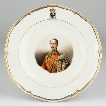 KPM盘子   1844-1847年 普鲁士王子弗里德里希·卡尔身着轻骑兵制服的精美肖像画。  签名