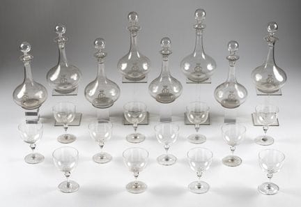 120 copas y ocho jarras con el escudo de armas de 