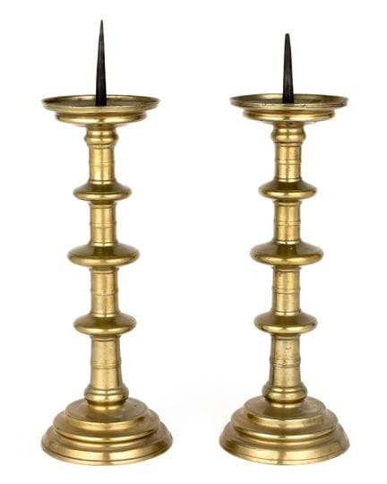 Pareja de candeleros de disco de bronce/latón del 