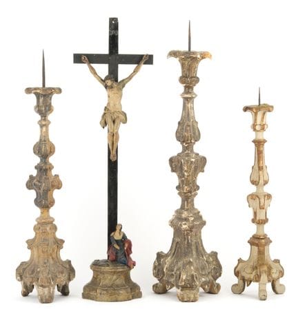Drei Altarleuchter und Standkreuz   18. Jhdt. Gesc
