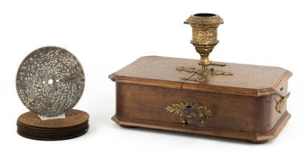 Plattenspieluhr mit drehbarem Christbaumständer   