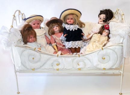 Collezione di sei bambole con lettino   XIX e XX s