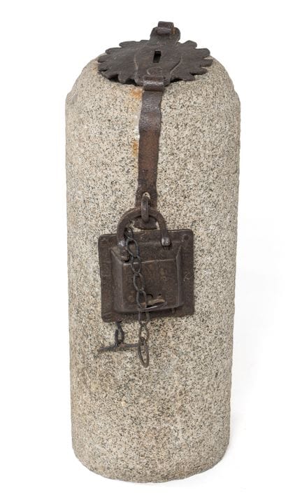 Tronc   XVIIe siècle. Bloc de granit. Armature et 