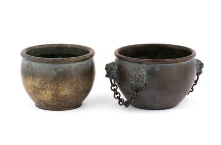 Dos incensarios de bronce, con marcas en la base, 