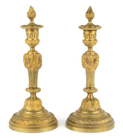 Un par de candelabros de bronce dorado, 28,5 cm de