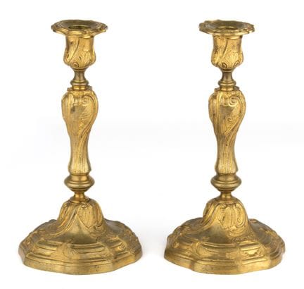 Un par de candelabros de bronce dorado, 25 cm de a
