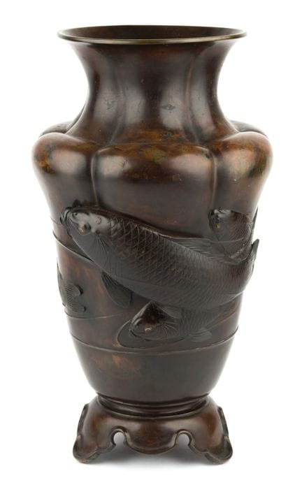 Jarrón grande con relieve de carpas koi. Japón, fi