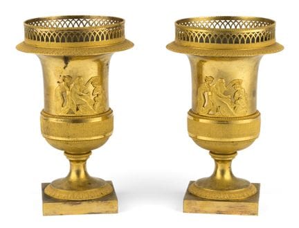 Un par de jarrones decorativos de estilo Imperio, 