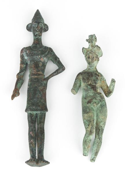Deux statuettes représentant un homme, en cuivre o