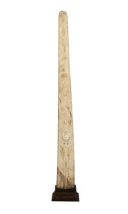 雕花讲台   约1900年。雕刻精美。木质底座为后加。高85.5厘米，含底座高92厘米。