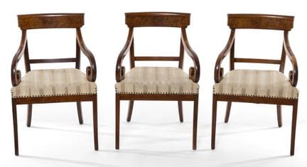 Conjunto de seis sillones con reposabrazos y cuatr