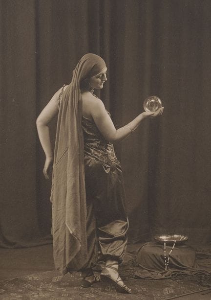 Fotografie. – Louis Held 
(1851-1927). Tänzerin An
