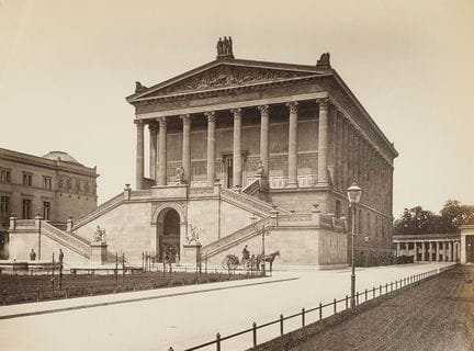 Fotografie Berlin. – 23 Fotografien, 
jeweils mit 