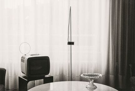 Wilhelm Schürmann, né en 1946 
Fenêtre avec télévi