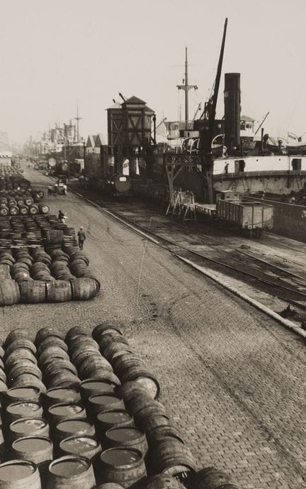 Germaine Krull 1897-1985 
Port de Marseille, 1929,
