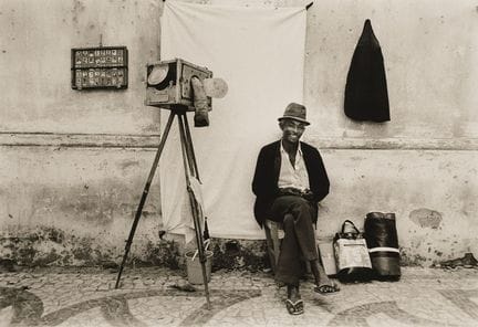 Marcia Toledo, née en 1951 
« Le photographe », 19