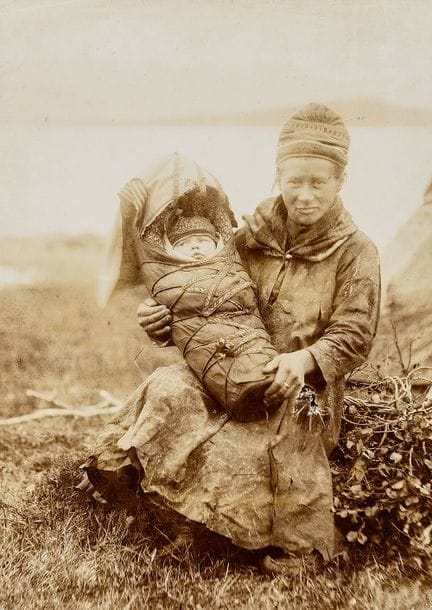 Anonyme 
Femme esquimaude avec un bébé, albumine, 