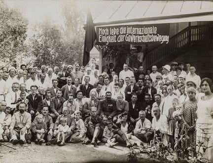 Anonyme 
Ouvriers allemands en URSS
3 photographie