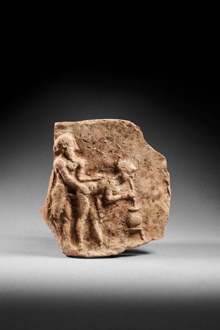 PLAQUETTE À SCÈNE ÉROTIQUE EN TERRE CUITE

Art més