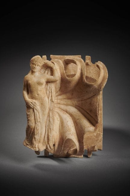 PALETTE À LA FIGURE FÉMININE EN MARBRE

Art romain