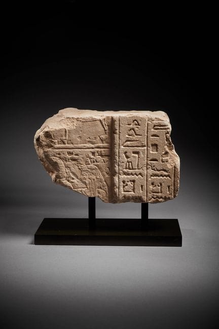FRAMMENTO DI STELE FUNERARIA IN CALCAREO

Arte egi