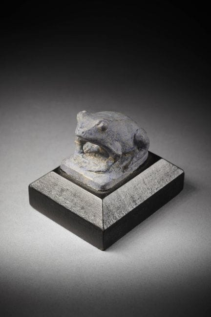 AMULETTE EN FORME DE GRENOUILLE EN FAÏENCE

Art ég