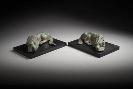 一对青铜卧姿獒犬

罗马艺术，公元2至3世纪

一对小雕像，描绘了两只卧姿的犬，前肢屈曲于口下，鬃毛