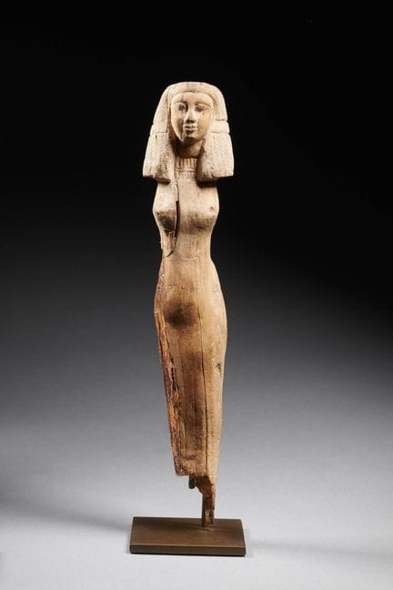 木制女性小雕像

埃及艺术，新王国时期，第十八王朝，公元前1550-1295年

这件残缺的小雕像描