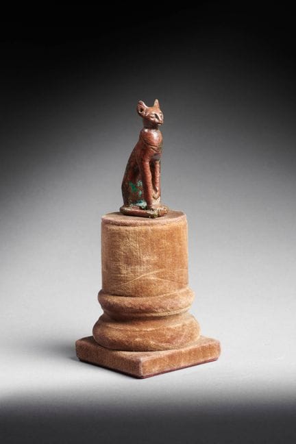 青铜巴斯特女神猫形小雕像

埃及艺术，晚期或托勒密时期，公元前664年至公元前30年。

这尊小型雕
