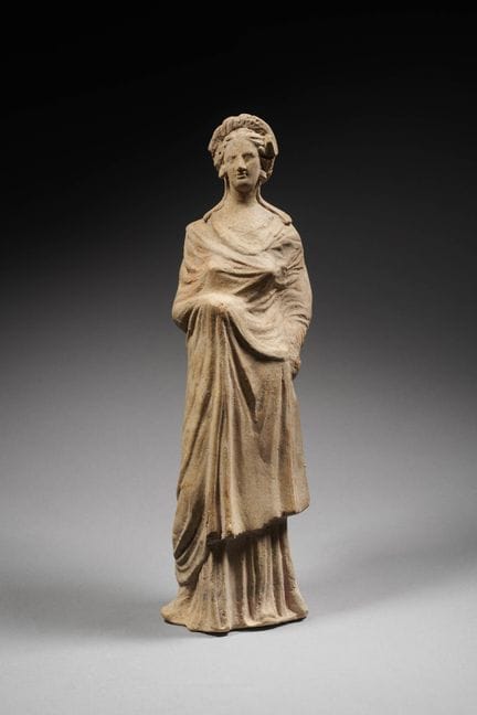 STATUETTE FÉMININE EN TERRE CUITE

Art hellénistiq