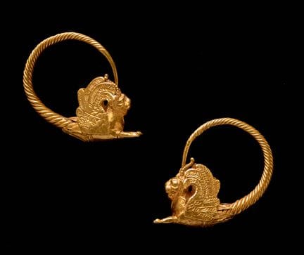 COPPIA DI ORECCHINI CON LEONI ALATI IN ORO

Arte e