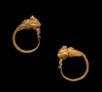 COPPIA DI ORECCHINI CON LINCE IN ORO E VETRO

Arte