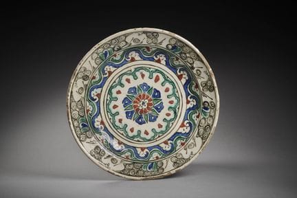 PIATTO CON ROSETTA

Iznik, Turchia ottomana, fine 