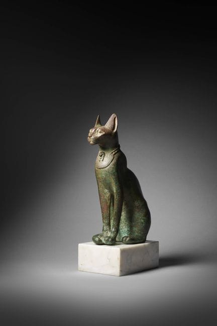 重要的巴斯特女神青铜猫形小雕像

埃及艺术，赛伊特时期，第26王朝，公元前664-525年

这尊精