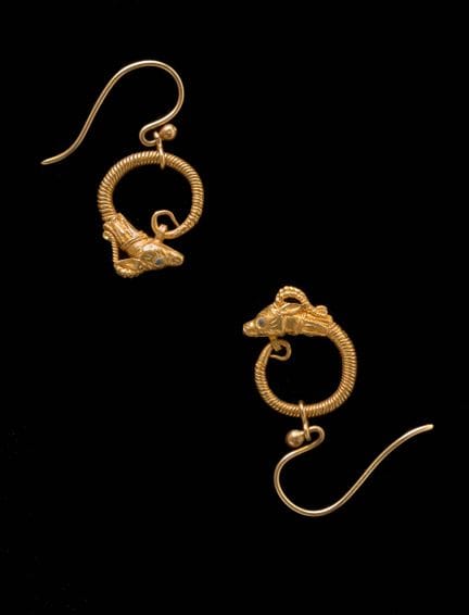 COPPIA DI ORECCHINI CON ANTILOPE IN ORO

Arte elle