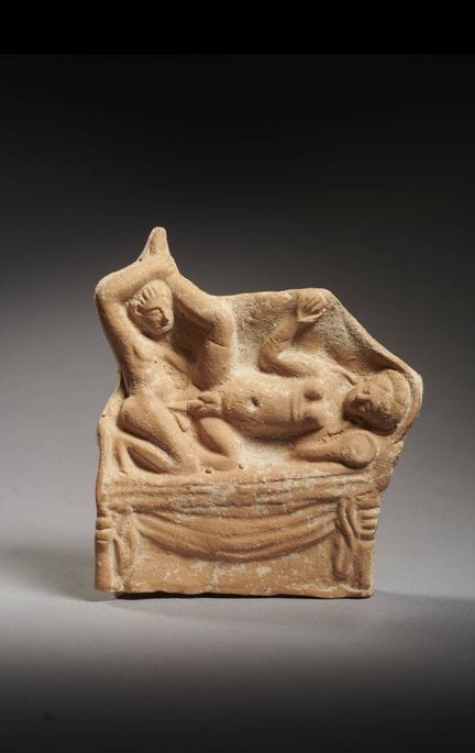 GROUPE SCULPTÉ À SCÈNE ÉROTIQUE EN TERRE CUITE

Ar