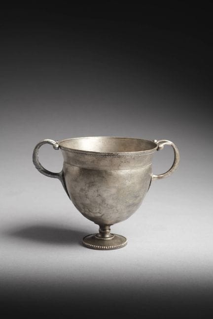 SKYPHOS EN ARGENT

Art romain, Ier siècle av. - Ie