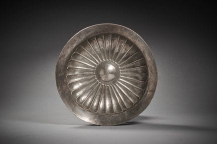 PHIALE À OMPHALOS EN ARGENT

Art grec, VIe-Ve sièc