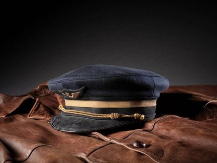 KAPPE EINES UNTERLEUTNANTS DER LUFTWAFFE VON JEAN 