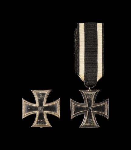 ALLEMAGNE - CROIX DE FER

Deux insignes 

- de 1èr