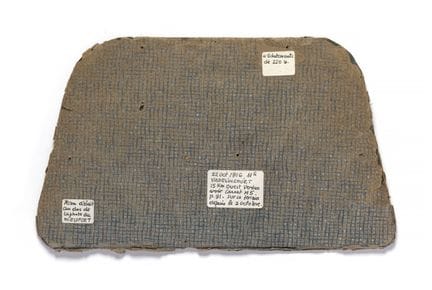 FRAGMENT DE CARTON FORT RECOUVERT DE PAPIER PROVEN