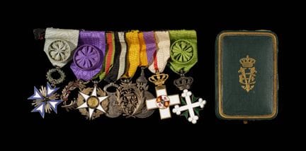 PORTÉE DE HUIT ORDRES ET MÉDAILLES DU GÉNÉRAL HENR