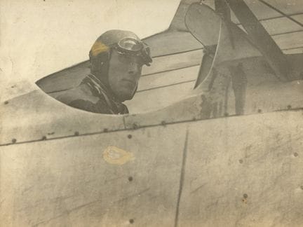 DEUX PHOTOGRAPHIES DE JEAN MERMOZ

Mermoz aux comm