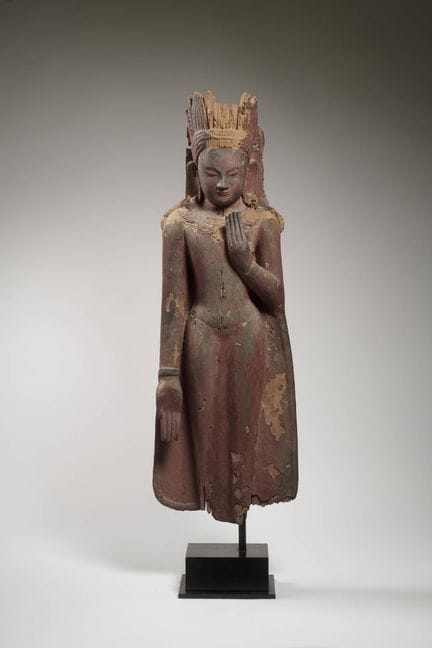 BOUDDHA EN BOIS LAQUÉ ROUGE

style Pagan, XXe sièc