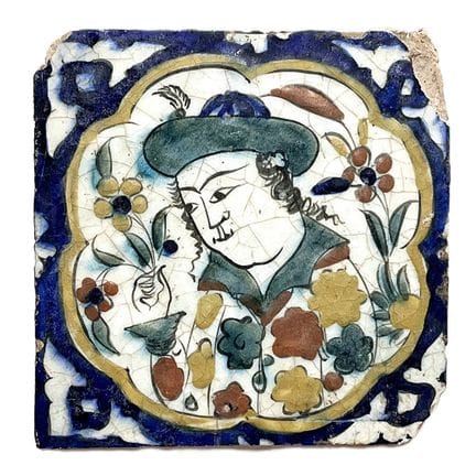 CARREAU AU PERSONNAGE DE TYPE KUBACHI

Iran, XVIIe