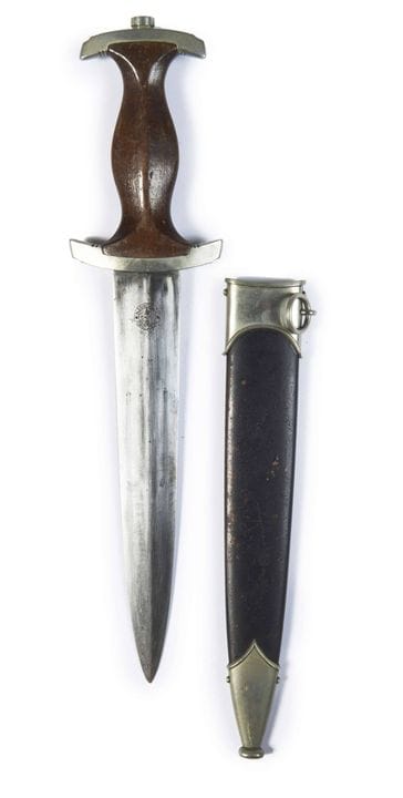 1933型机动军刀

棕色握柄，刀身刻有格言，黑色刀鞘。ABE，有磨损痕迹。

