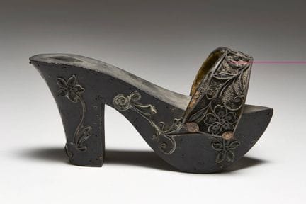 CHAUSSURE DE MARIEE

En bois, tissu et filigrane, 