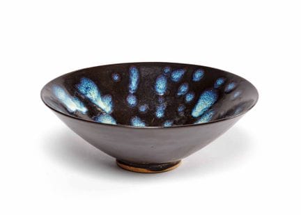 火焰釉碗，中国

宋代风格，深蓝色底上饰有蓝色水滴纹；两处釉裂

高：6.5 厘米（2 ½ 英寸）
