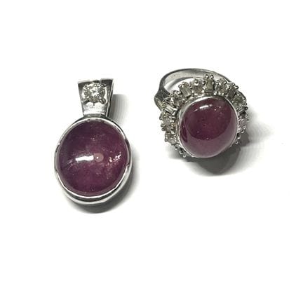 Lot

En or gris 18k, comprenant :

- Une bague orn